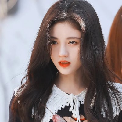穿黄睡衣的女孩